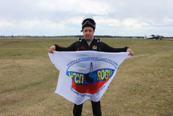 Крымчанин посвятил прыжок с парашютом автопробегу "Zа мир без нацизма"