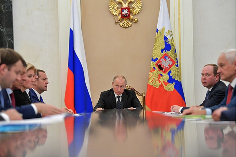 Путин поручил поднять МРОТ до прожиточного минимума
