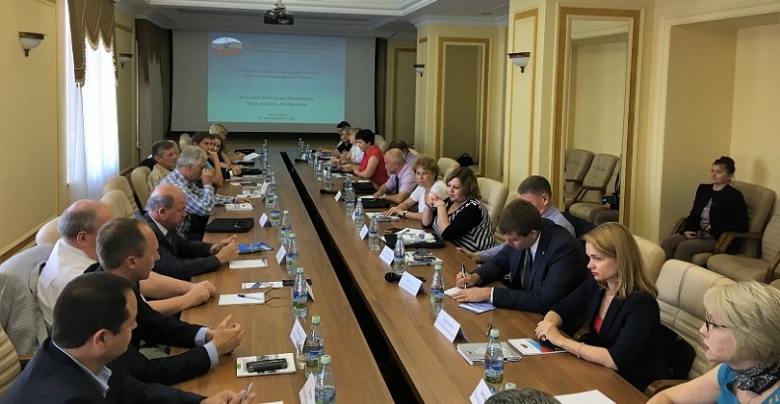 Александр Корчагин провел круглый стол с лидерами волгоградских профсоюзных организаций Нефтегазстройпрофсоюза России