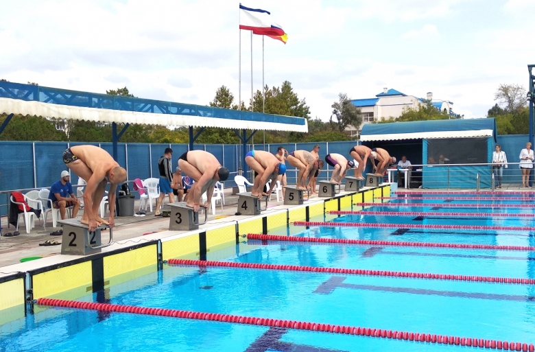 Команда «Черноморнефтегаза» успешно дебютировала в чемпионате Крыма по плаванию